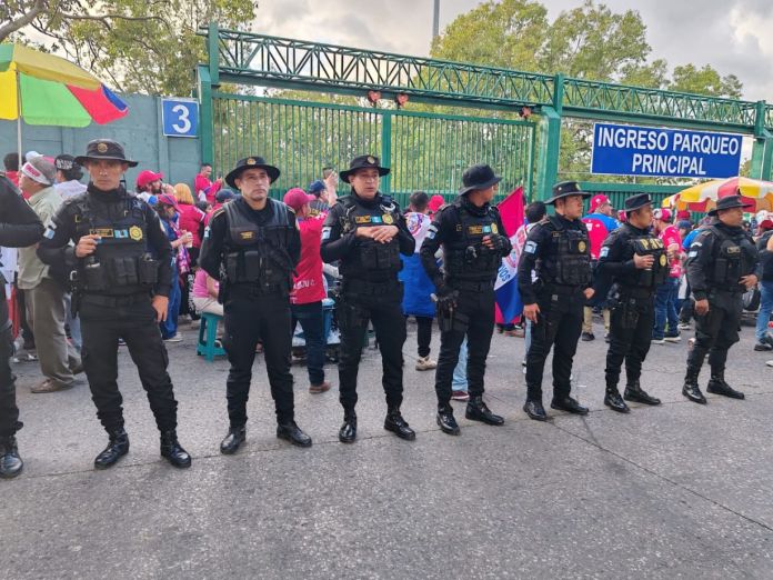 En los alrededores del estadio Cementos Progreso ya se realizan patrullajes de parte de la PNC. Foto La Hora: PNC