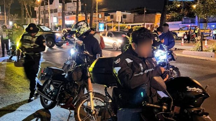 PNC transito15 En varios puntos de la capital fueron emitidas las multas por parte de la Policía Nacional de Tránsito. Foto La Hora: PNC Tránsito