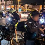 En varios puntos de la capital fueron emitidas las multas por parte de la Policía Nacional de Tránsito. Foto La Hora: PNC Tránsito