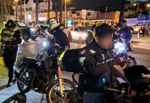 En varios puntos de la capital fueron emitidas las multas por parte de la Policía Nacional de Tránsito. Foto La Hora: PNC Tránsito
