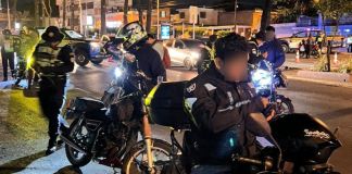 En varios puntos de la capital fueron emitidas las multas por parte de la Policía Nacional de Tránsito. Foto La Hora: PNC Tránsito