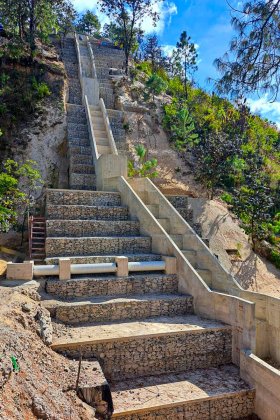 Muro de protección construido en la ruta entre Chichicastenango y Santa Cruz del Quiché. Foto La Hora: CIV