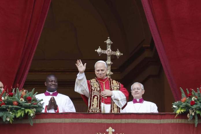 El papa León XIV, en su primer mensaje de Navidad antes de la bendición 'Urbi et Orbi', 