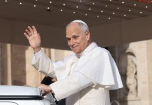 El papa León XIV lamentó este miércoles que "una economía distorsionada induce a tratar a los hombres como mercancía".