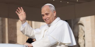 El papa León XIV lamentó este miércoles que "una economía distorsionada induce a tratar a los hombres como mercancía".