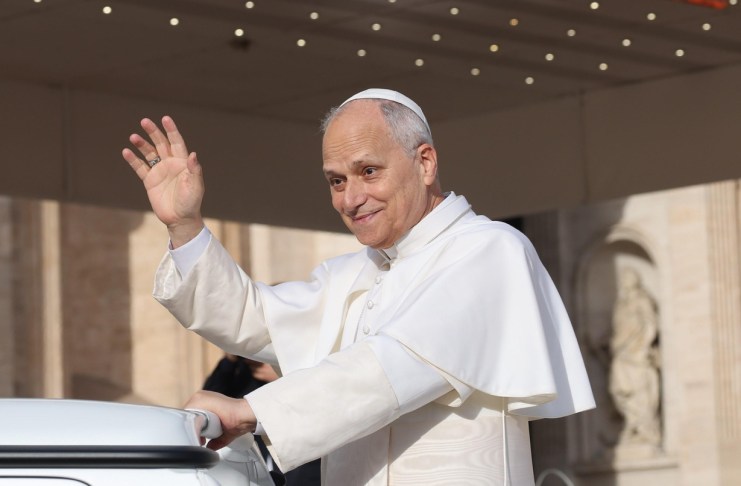 El papa León XIV lamentó este miércoles que "una economía distorsionada induce a tratar a los hombres como mercancía".