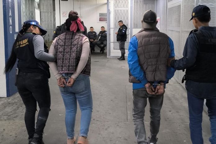 Pareja de presuntos extorsionistas Pareja de presuntos extorsionistas capturados en la zona 21 capitalina. Foto La Hora: PNC