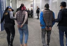 Pareja de presuntos extorsionistas capturados en la zona 21 capitalina. Foto La Hora: PNC