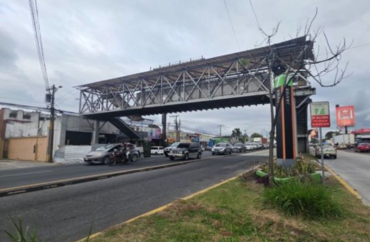 Este fin de semana será removida la pasarela ubicada entre la 37 y 38 calle de la Aguilar Batres, según informó la PMT de Villa Nueva. Foto La Hora: PMT de Villa Nueva