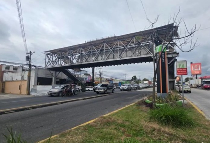 Este fin de semana será removida la pasarela ubicada entre la 37 y 38 calle de la Aguilar Batres, según informó la PMT de Villa Nueva. Foto La Hora: PMT de Villa Nueva