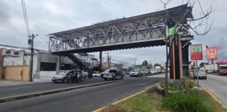 Este fin de semana será removida la pasarela ubicada entre la 37 y 38 calle de la Aguilar Batres, según informó la PMT de Villa Nueva. Foto La Hora: PMT de Villa Nueva