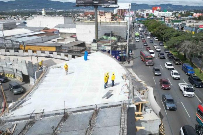 Trabajos de paso a desnivel de la Calzada Roosevelt. Foto La Hora: CIV