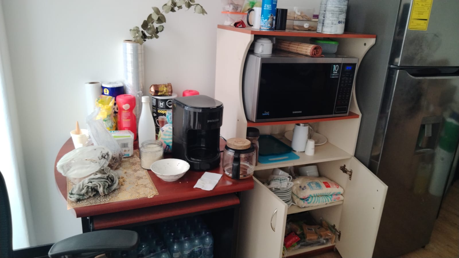 Plato de comida que presuntamente habría usado la persona que ingreso ilegalmente. Foto La Hora: Cortesía