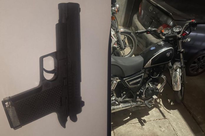 Pistola de juguete y motocicleta abandonada por presuntos asaltantes en Zacapa. Foto La Hora: PNC