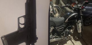 Pistola de juguete y motocicleta abandonada por presuntos asaltantes en Zacapa. Foto La Hora: PNC