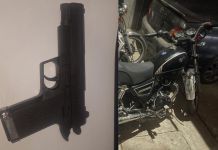 Pobladores retienen y entregan a la PNC a presunto asaltante con pistola de juguete Pistola de juguete y motocicleta abandonada por presuntos asaltantes en Zacapa. Foto La Hora: PNC