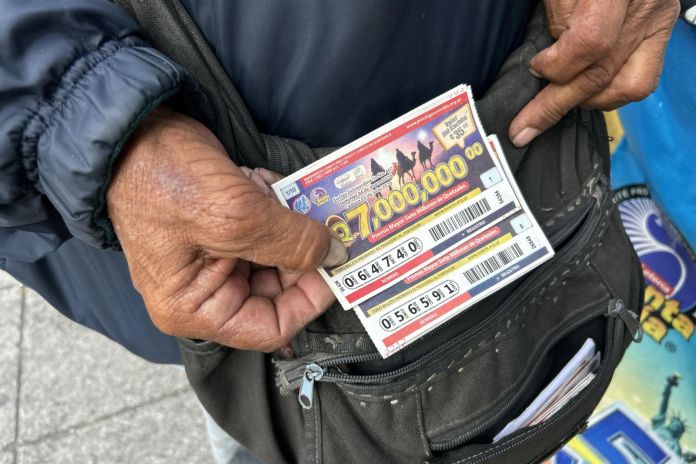 Premio de Q7 millones de la Lotería Santa Lucia. Foto La Hora: José Orozco