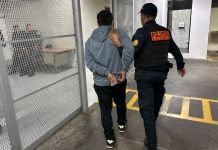 Presunto extorsionista capturado por lavado de dinero en el mercado Colón. Foto La Hora: PNC