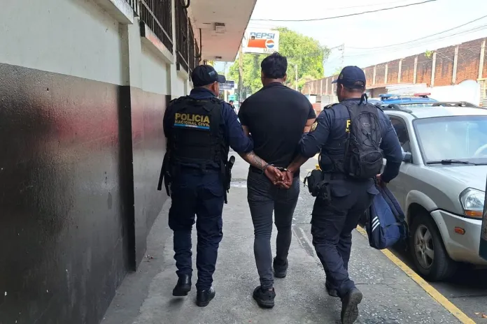 Presunto sicario recapturado en Escuintla Presunto sicario recapturado cuando pretendía realizar un ataque armado en Escuintla. Foto La Hora: PNC