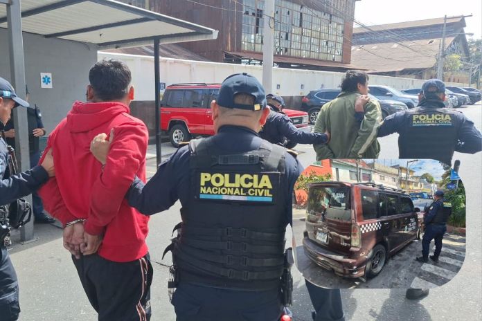 Presuntos asaltantes capturados que intentaron huir en un taxi. Foto La Hora: PNC