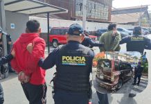 Presuntos asaltantes capturados que intentaron huir en un taxi. Foto La Hora: PNC