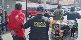 Presuntos asaltantes capturados que intentaron huir en un taxi. Foto La Hora: PNC
