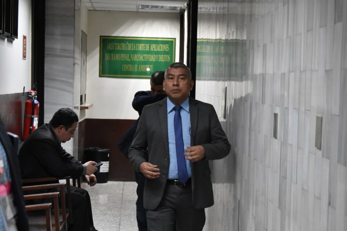 El fiscal Rafael Curruchice sale de la Sala Tercera de Apelaciones. Foto La Hora: Archivo.