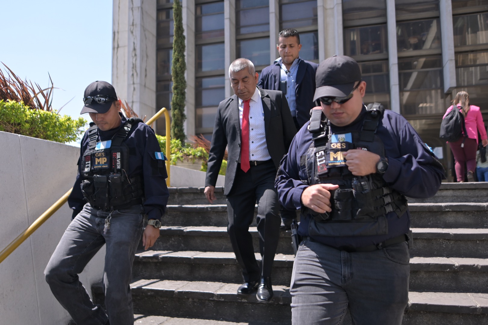 El fiscal Rafael Curruchiche sale del edificio de Torre de Tribunales con su equipo de seguridad. Foto La Hora: Archivo.