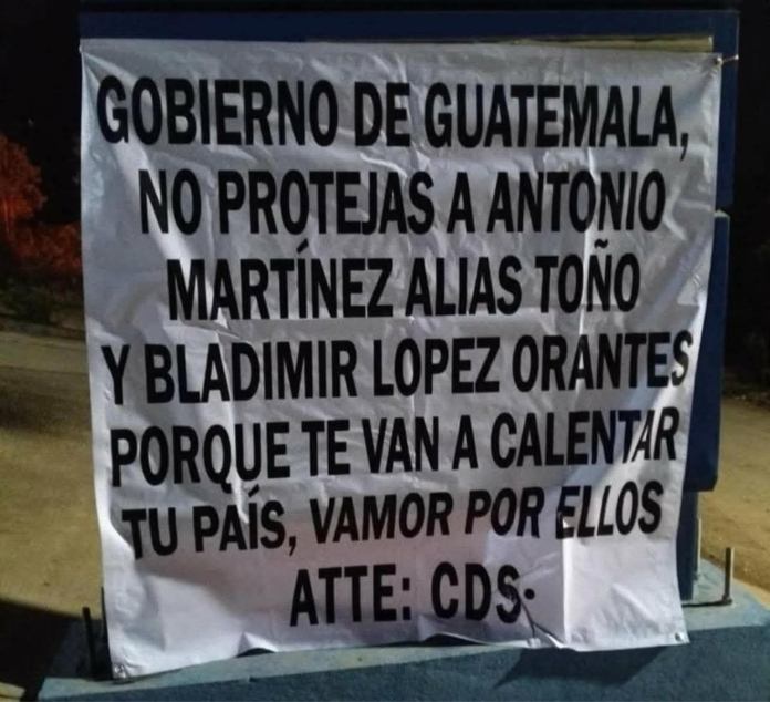 Mantas colocadas en Tacaná, San Marcos, haciendo referencia a alias "Toño" y una supuesta protección. Foto La Hora: RR.SS.