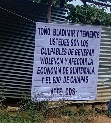 Mantas colocadas en Tacaná, San Marcos, haciendo referencia a alias "Toño", y "El Teniente" hijo del Tío Balde, señalados de dañar la economía de Guatemala y Chiapas. Foto La Hora: RR.SS