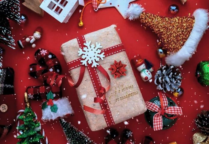 Cada 25 de diciembre, millones de personas alrededor del mundo entregan regalos a sus seres queridos como parte de las celebraciones navideñas.