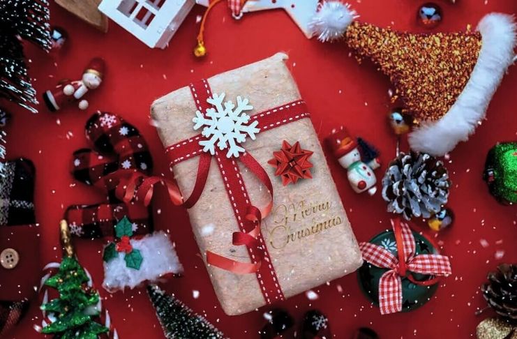 Cada 25 de diciembre, millones de personas alrededor del mundo entregan regalos a sus seres queridos como parte de las celebraciones navideñas.