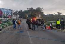 Bomberos realizaron el rescate de un hombre de 48 años. Foto La Hora: Tránsito Mixco
