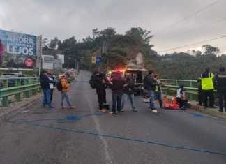 Bomberos realizaron el rescate de un hombre de 48 años. Foto La Hora: Tránsito Mixco