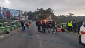Bomberos rescatan a hombre que intentaba lanzarse del puente Las Charcas