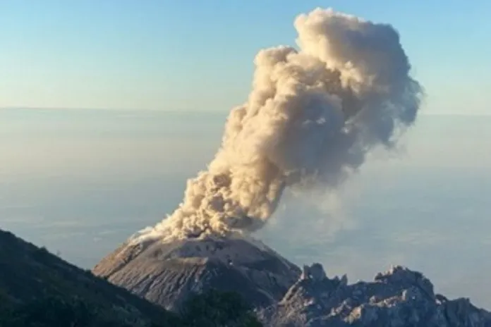 Restricciones por actividad del volcan Santiaguito Registro de la actividad constante del volcán Santiaguito. Foto La Hora: Conred