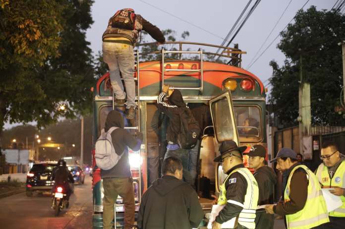 SOBRECARGA Unidades sancionadas por sobre carga de pasajeros. Foto La Hora: DGT.