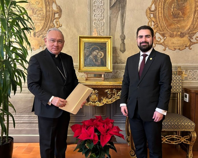 Santiago Palomo, exvocero presidencial, entrega copia de cartas credenciales ante la Santa Sede. Foto La Hora: Secretaría de Estado de la Santa Sede