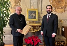 Santiago Palomo, exvocero presidencial, entrega copia de cartas credenciales ante la Santa Sede. Foto La Hora: Secretaría de Estado de la Santa Sede