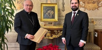 Santiago Palomo, exvocero presidencial, entrega copia de cartas credenciales ante la Santa Sede. Foto La Hora: Secretaría de Estado de la Santa Sede