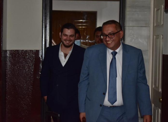 El abogado Saúl Zenteno Téllez junto al hijo del expresidenciable Manuel Baldizón. Foto La Hora: Daniel Ramírez.