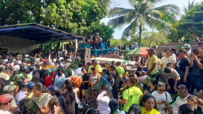 Sepelio alcalde Masagua El féretro del alcalde de Masagua, Nelson Marroquín, fue acompañado por cientos de vecinos. Foto La Hora: Periódico el Escuintleco