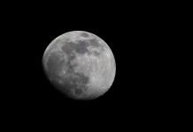 Luna Fría de diciembre sobre Saná, Yemen, la última superluna del año. Foto La Hora: EFE / YAHYA ARHAB