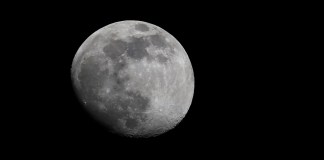 Luna Fría de diciembre sobre Saná, Yemen, la última superluna del año. Foto La Hora: EFE / YAHYA ARHAB
