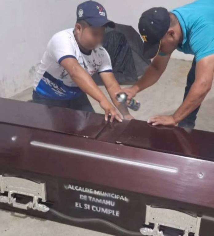 En redes sociales aparecen fotografías del momento en que se rotulan ataúdes que serían donados por la Municipalidad de Tamahú, Alta Verapaz.