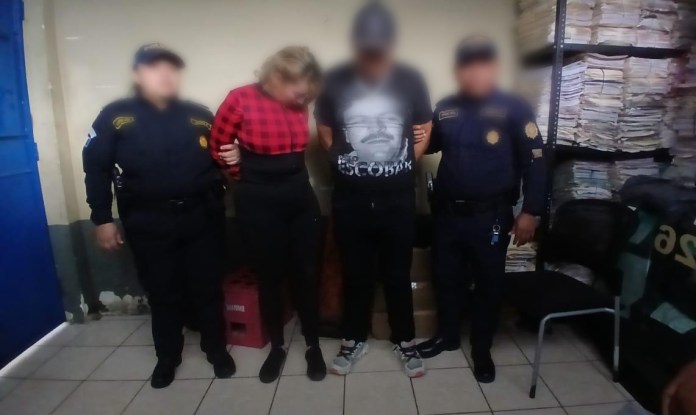 Pareja capturada luego de realizar compras con tarjeta robada. Foto La Hora: MP.