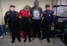 Pareja capturada luego de realizar compras con tarjeta robada. Foto La Hora: MP.