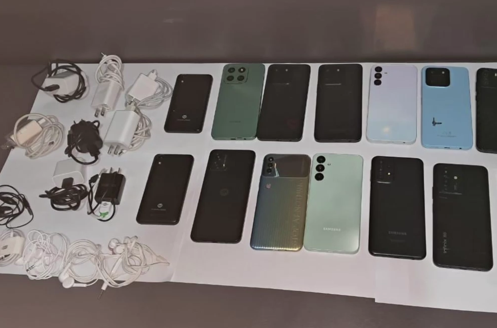 Las fuerzas de seguridad incautaron teléfonos celulares, aparatos de sonido y licor en la requisa. Foto La Hora: captura de pantalla