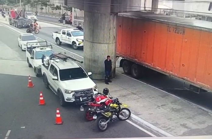 Tráiler deriva postes eléctricos sobre ruta al Atlántico. Foto La Hora: Amílcar Montejo