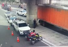 Tráiler deriva postes eléctricos sobre ruta al Atlántico. Foto La Hora: Amílcar Montejo